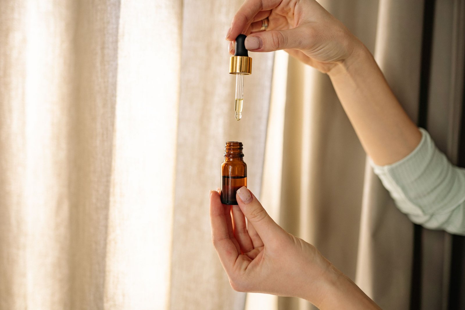 Facial oil dropper bottle